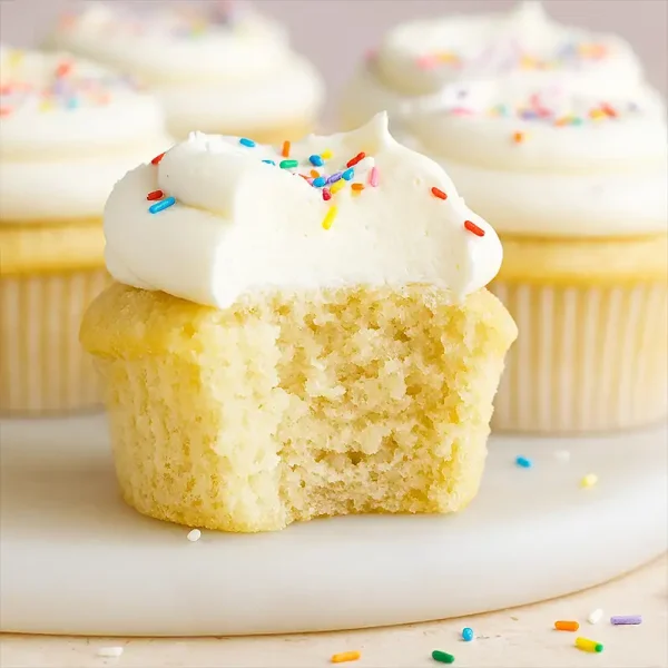 Vanila-Cupcakes Vanilla cupcakes with swirled buttercream and sprinkles